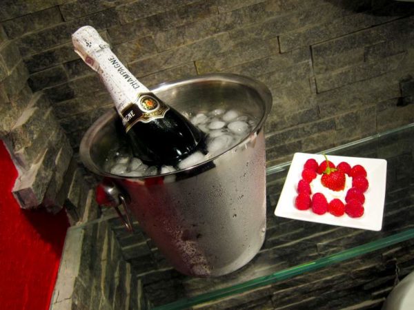 szampan z truskawkami w pakiecie zaręczynowym